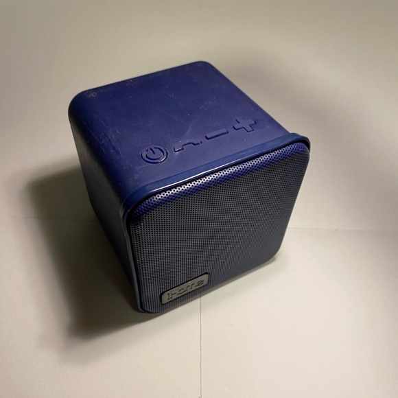 iHome Blue Cube Bluetooth Speaker - Picture 1 of 5